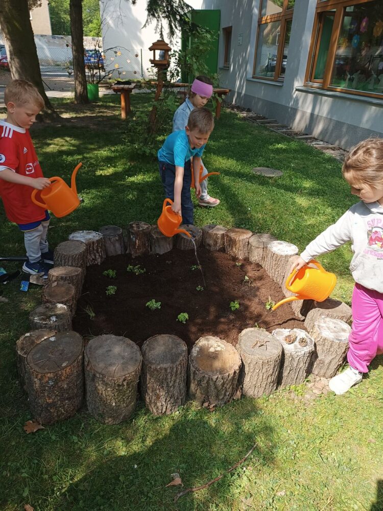 25. 5. Projektový den "Malý zahradník" v zahradě SOŠ a SOU Městec Králové